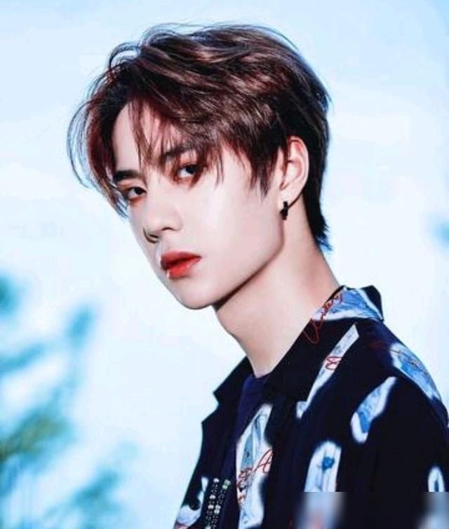  带伤|王一博带伤上阵水舞台，舞台表演帅裂了