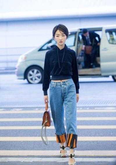  气质|周冬雨气质绝了, 连红配绿都能驾驭, 时尚感普通人比不了