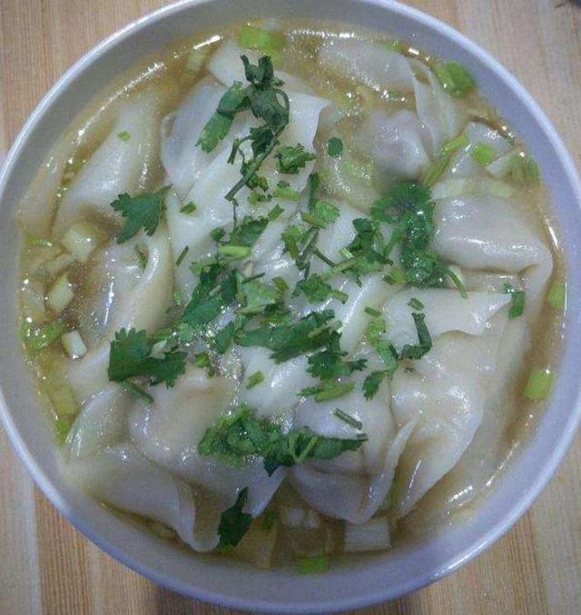 打底|揭秘面馆的馄饨汤,只需要这3样打底,比排骨汤还好喝