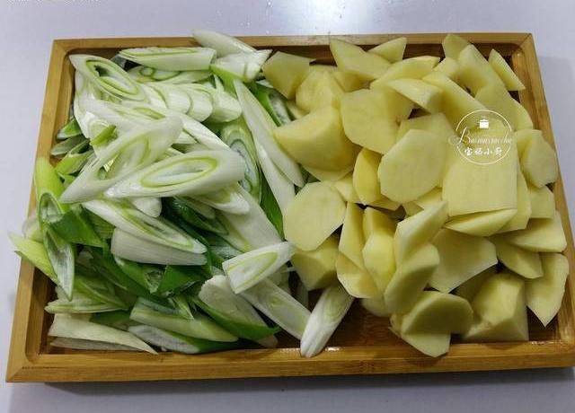  好吃|不起眼的土豆，我就爱用此食材烧，小窍门一用，香得给肉都不换