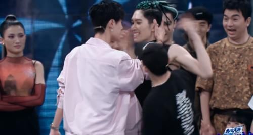  吓到|《街舞》小宝被王一博反撩，被撩到认怂，直接害羞开溜：脸红心跳