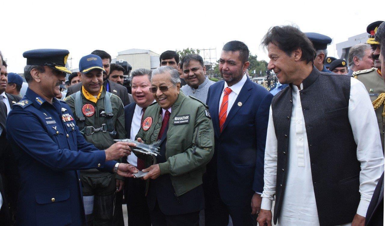 枭龙战斗机|拒绝对印度道歉!马哈蒂尔公开力挺巴铁,加速购大批枭龙战机