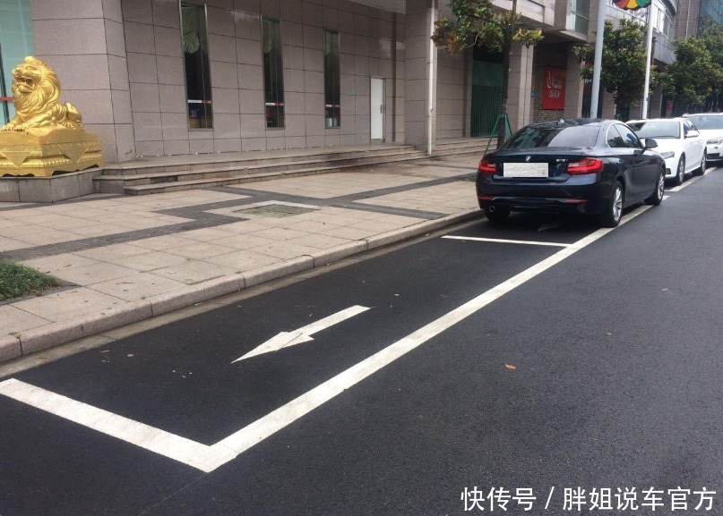 回应|非机动车道成了停车位，电动车司机只能绕行，官方回应来了