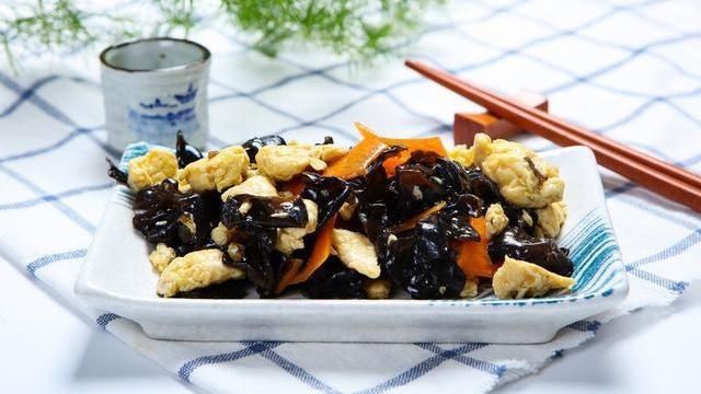 鲜嫩|炒木耳时,总是噼里啪啦响,大厨教你正确做法,鲜嫩又入味