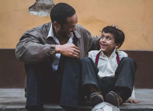 灰衣男|毕业十几年后，他用耳光“谢师恩”