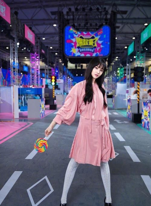 连衣裙|郑爽穿粉色连衣裙配白色长袜甜美温柔，手拿超大彩虹棒棒糖好俏皮