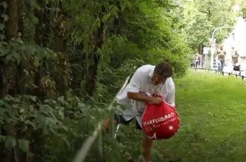 本杰明|男子因上班受够了拥堵的道路，每天游泳2公里去上班