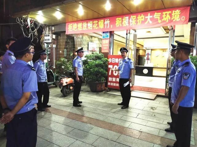 派出所|点赞！文地派出所连续两晚组织民警对文地的酒吧、宾馆、足浴等进行夜巡....