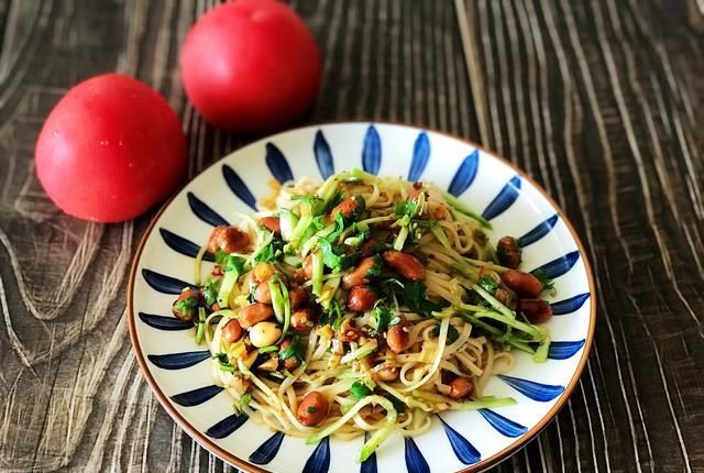 老少|炎热的夏天来上一碗凉拌面,清爽不油腻,老少都爱吃