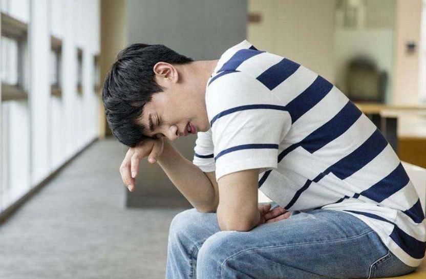 外孙女|公交车上姥姥抱着熟睡的外孙女蹲地上，无人让座，网友：心寒啊