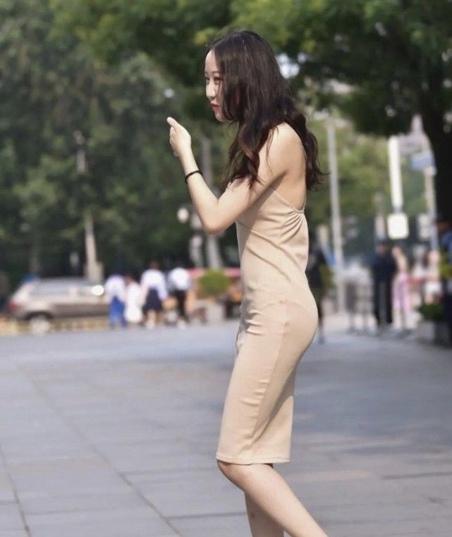 吊带连衣裙|夏天选一条修身连衣裙穿搭，大方知性又省心，简单秀出时尚美感