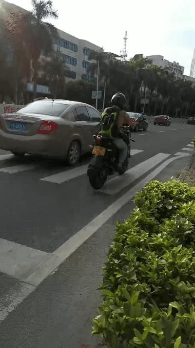 电驴|闯红灯、逆行、不按车道行驶…这些骑电驴的被交警曝光,有你吗?