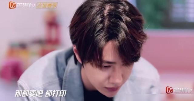 洗照片|王一博开车带卷卷洗照片,网友表示开车的王一博好帅啊