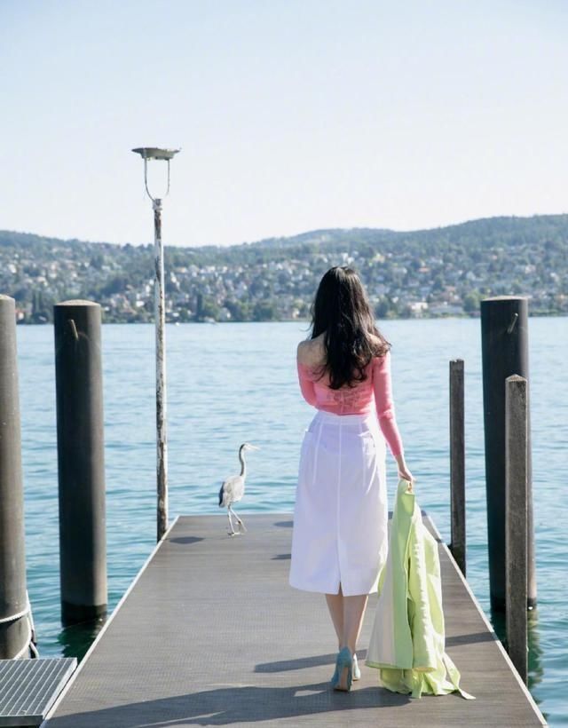  近日|近日刘亦菲微博更图：红配绿搭配，大俗大雅，我想起寿桃了