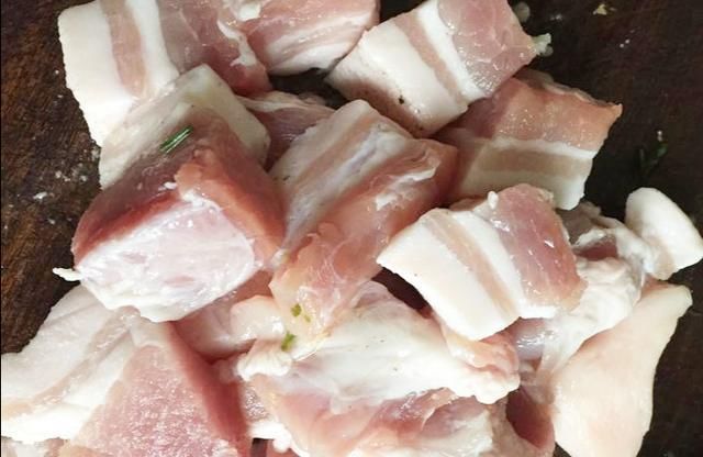  香甜|这样烧的红烧肉太香了，烧法技巧有5点，香甜松软，肥而不腻