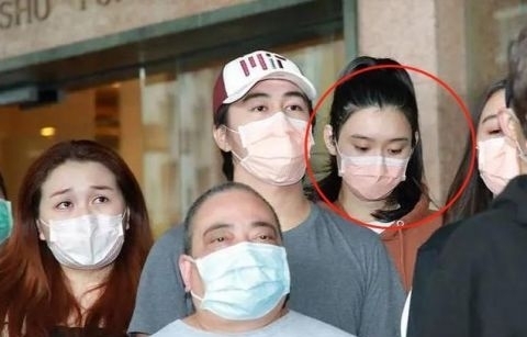  一目了然|生下长孙的奚梦瑶地位如何？看到她在发布会的站位，一目了然