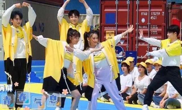  水上|蒋依依录制《跑男》遇生理期，却要玩水上游戏，谁注意到一旁郑恺反应？