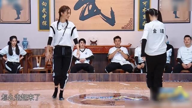  一望而知|baby在追逐中滑倒，看清蔡徐坤的下意识反应，真实素养一望而知