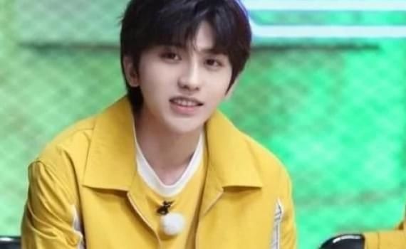  baby|《奔跑吧》ｂａｂｙ专场，登场时男嘉宾神态各异，蔡徐坤表情亮了