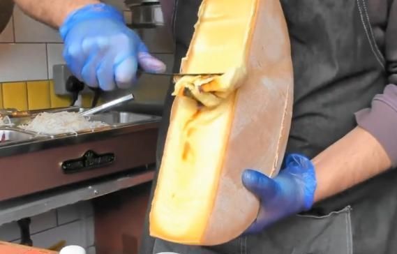 看馋|见识下瑞士大厨制作“奶酪”现场,当它融化那一刻,简直看馋了