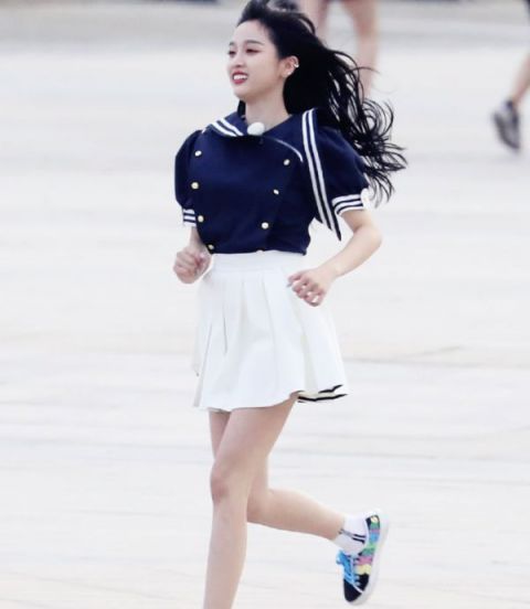  美少女|娜比吴宣仪同是美少女，同框后颜值不相上下，生图对比肤色太真实