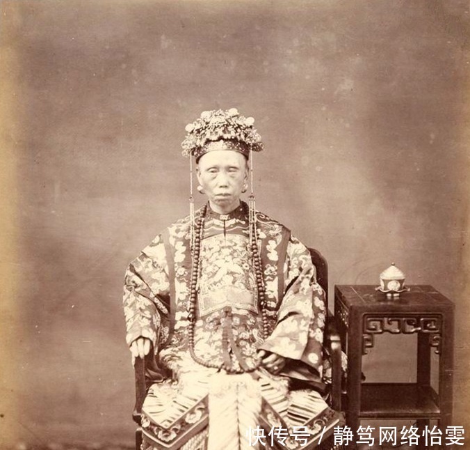 夫人|罕见老照片:穿官服的晚清诰命夫人,霸气十足,网友却感觉瘆人