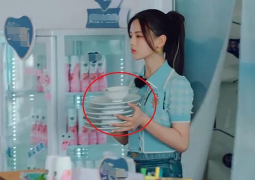  劳动力|杨超越当劳动力，谁注意她端碗前的一个小细节，被“骂”都是活该