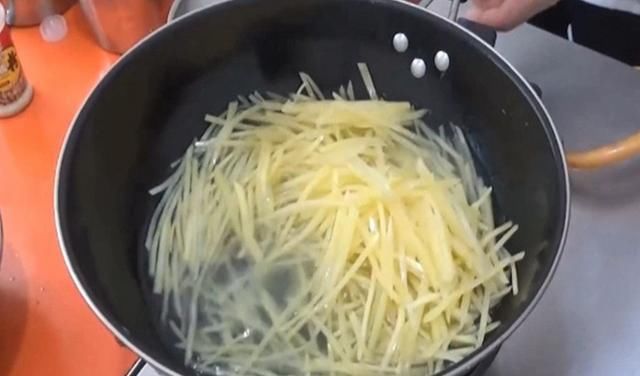 豆丝放入|西北人爱吃的家常菜，8毛1斤吃到撑，做法简单，清脆爽口又入味