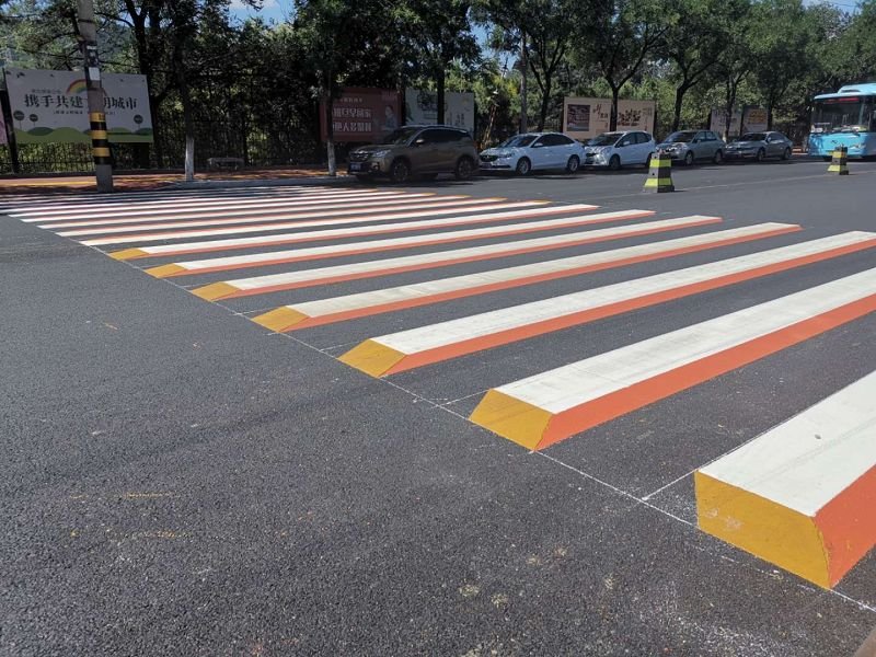 驾驶员|创城进行时丨彩色立体斑马线亮相港城！提醒车辆礼让行人