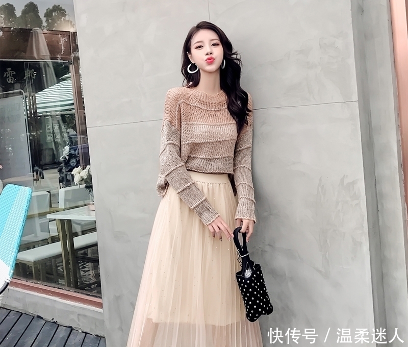 秋裙|女人别穿去年的秋裙了!今年9月流行针织套装,美嫩巨高挑