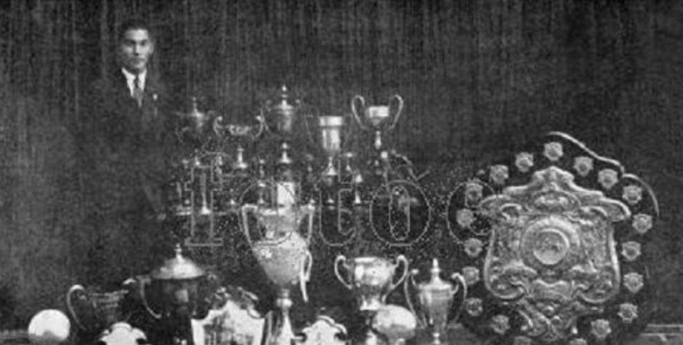 称为|他被称为“中国球王”, 一生打进1860球, 曾带领中国队7: 0狂胜英格兰