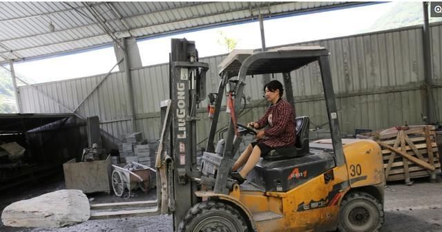 图片来自|丈夫打牌输光千万家产，她携俩女儿净身出户，把石头生意做到国外