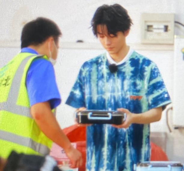  王俊凯|王俊凯为医务人员亲手做午餐，而谁注意他送餐姿势？素养是装不住的