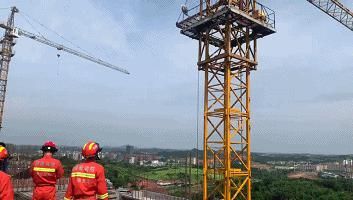  轻生|声称老板欠他40万！一男子坐70米高塔吊轻生，消防员将其劝回