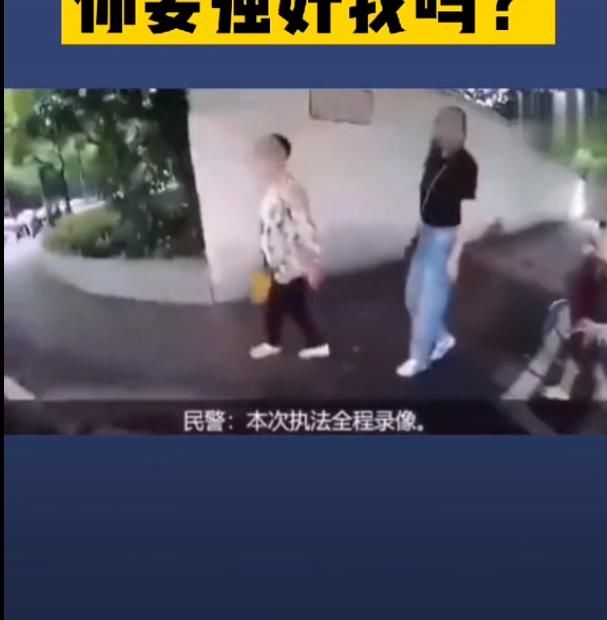女士|四名女士横穿马路被拦，指责交警并口吐秽言，结局实在很解气