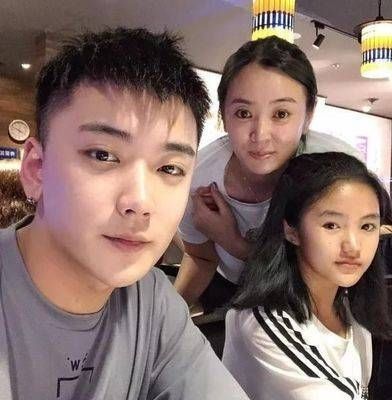  女孩儿|《变形记》史上唯一“没被退货”的女孩儿，今被富太太收养做女儿