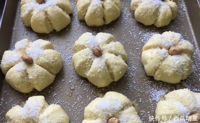  面粉|1块南瓜，1斤面粉，不用烤箱，教你做出蓬松香甜的南瓜面包