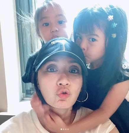  颜值|贾静雯祖孙三代高颜值同框 3岁Bo妞门牙掉了