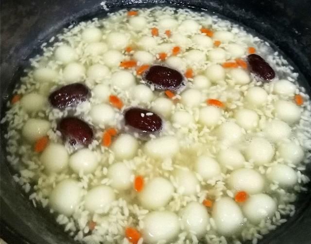 吃法|酒酿汤圆,你们那有这种吃法吗?补血养颜,香甜Q弹,超简单。