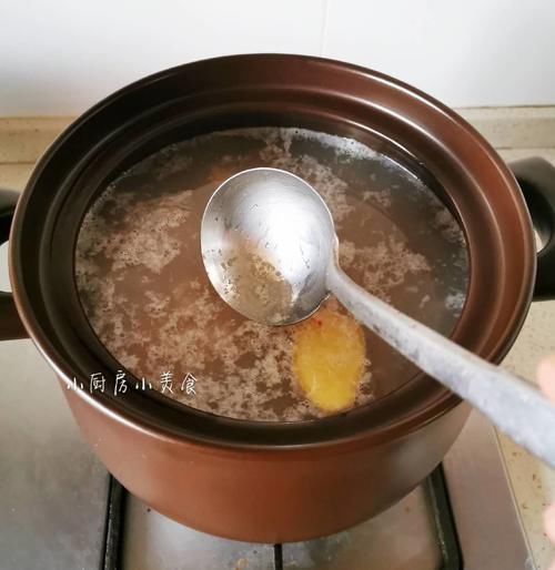  金黄|天冷煲鸡汤，不放山药木耳，就放这食材，汤色金黄，味道鲜得很
