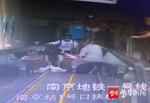老夫妻|老夫妻乘坐电扶梯双双摔倒 警方提醒正确乘坐方式要牢记
