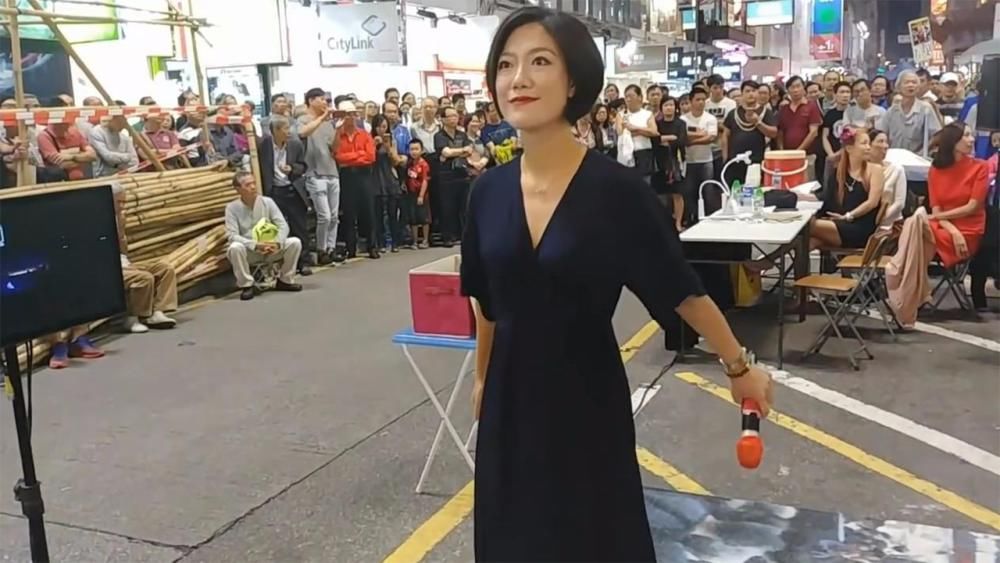  最惨|她是《星光大道》最惨冠军，曾在春晚压轴，如今却在街头卖唱？