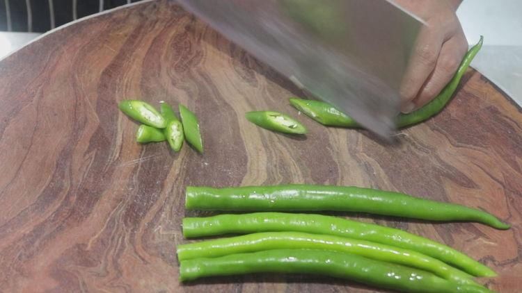 鲜辣|大厨分享线椒焖鲤鱼的经典做法,鲜辣开胃无腥味,好吃又下饭