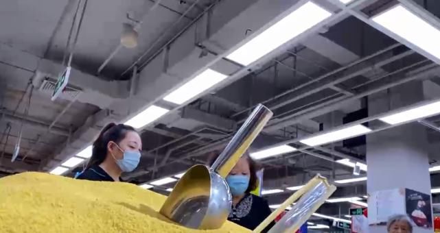 散装|沪上知名超市散装杂粮爬满小虫！店家说都不要紧！坊记来了，没想到…