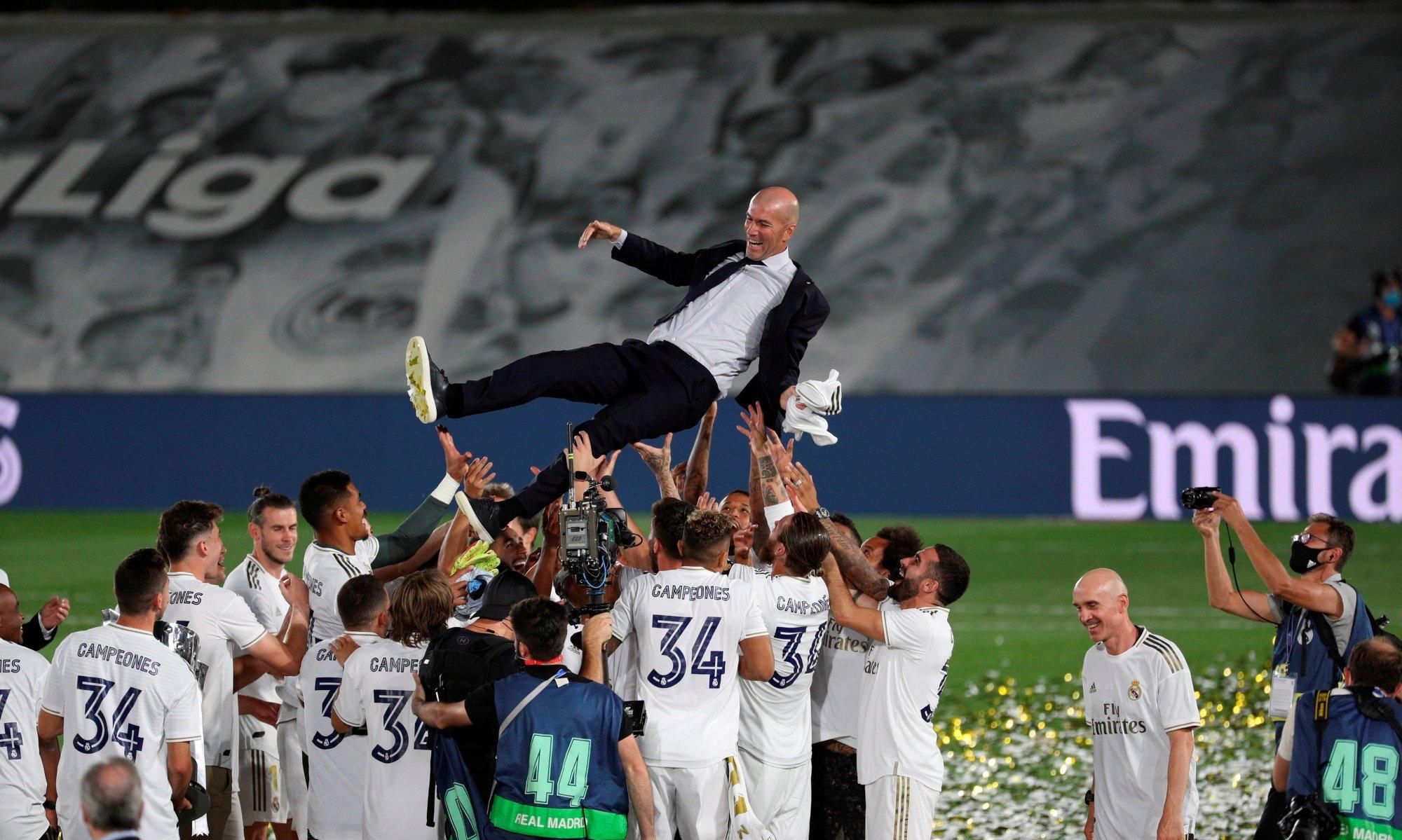 1轮夺得|苦等1152天！皇马疯狂庆祝，34-26完胜巴萨，齐祖被抛上天空