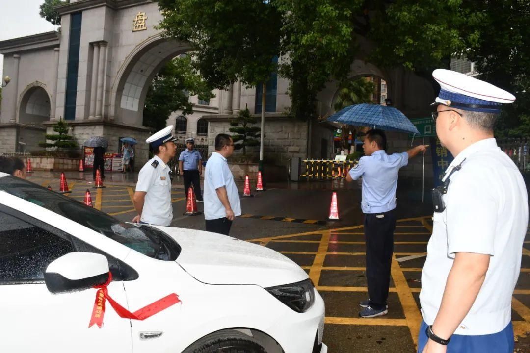 消防车通道|一辆白色私家车占用消防通道，被处罚款200元！