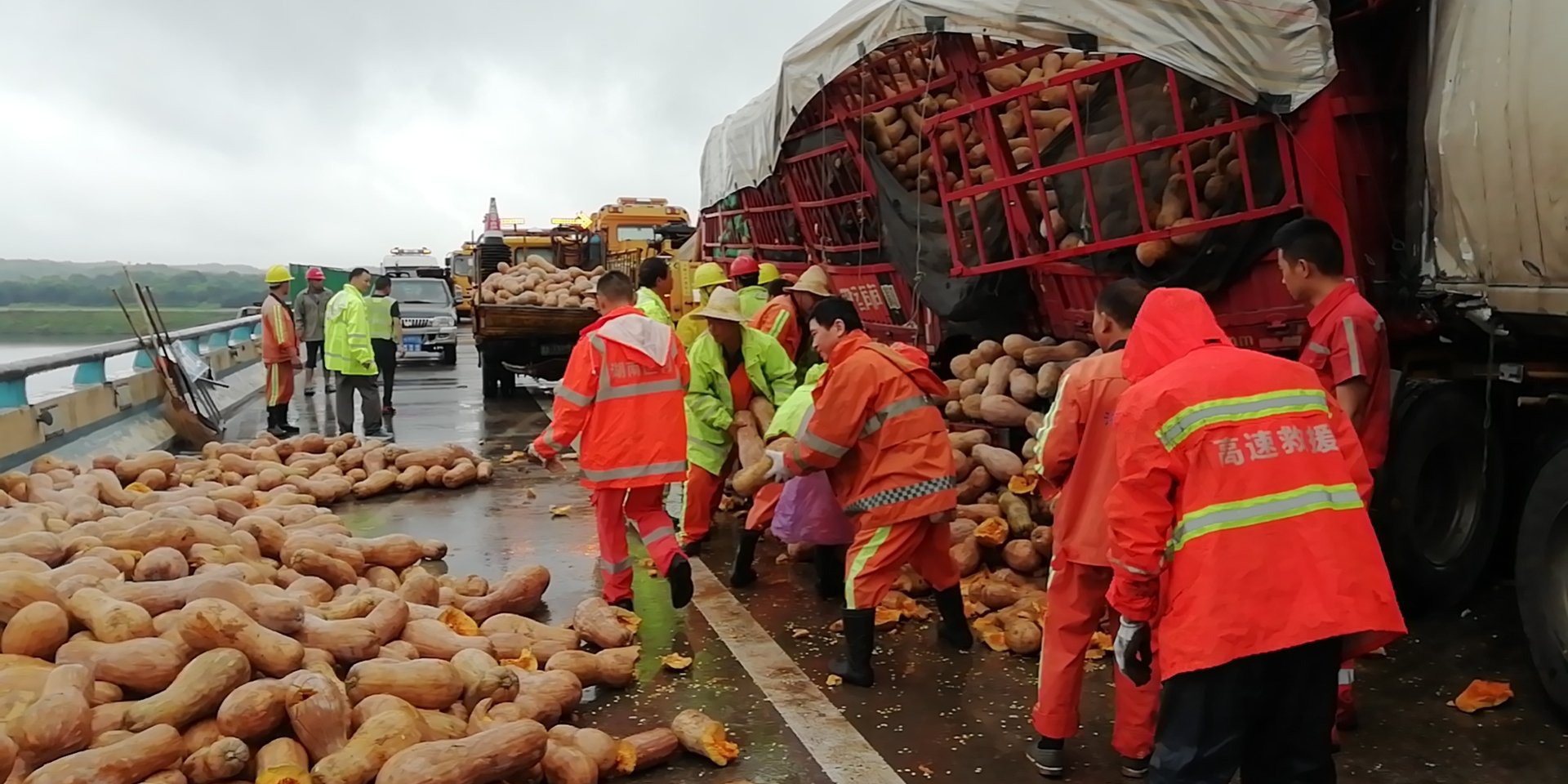 南瓜|送南瓜的货车追尾快递货车，高速上撒了一地的南瓜