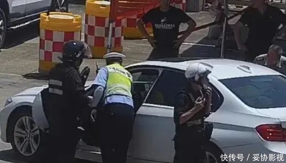  停下|中学门口一豪车在原地不停绕圈，最终车子撞到栏杆停下，司机一动不动