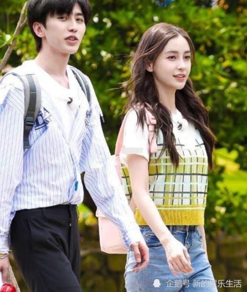  baby和蔡徐坤|《奔跑吧》收官才半个月，baby蔡徐坤就合体录《快本》，姐弟俩站位显眼