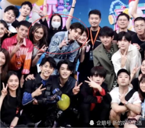  baby和蔡徐坤|《奔跑吧》收官才半个月，baby蔡徐坤就合体录《快本》，姐弟俩站位显眼